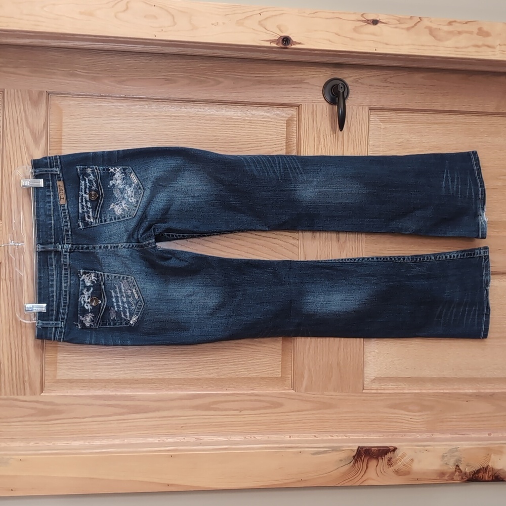 Sz 29/35 Cowgirl Tuff Co. Embroidered Boot cut Jeans